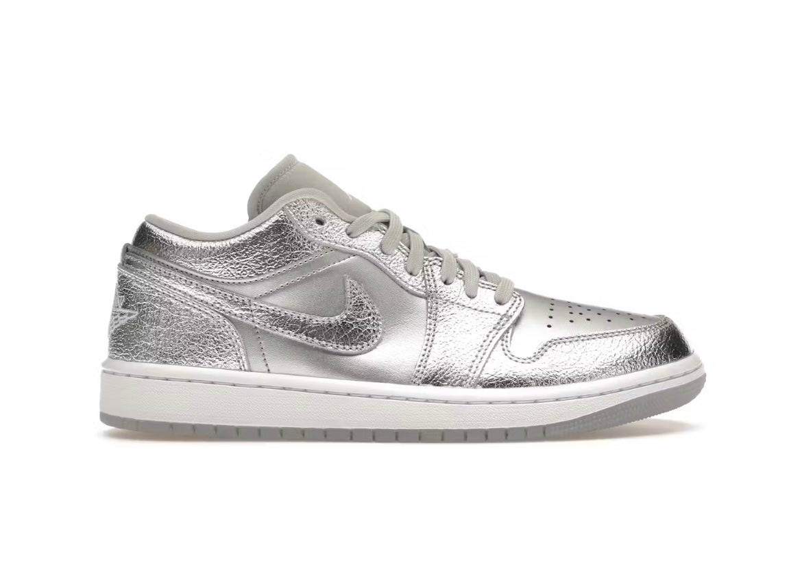 Jordan 1 Low SE Metallic Silver (W)